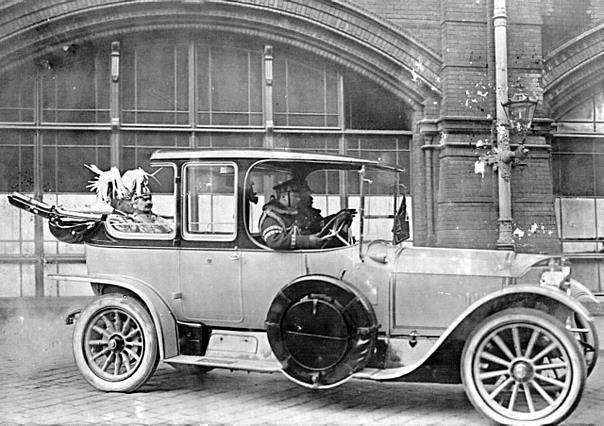 Der deutsche Kaiser Wilhelm II. besass mehrere luxuriöse Mercedes Landaulet. Hier mit dem rumänischen Thronfolger in einem Mercedes-Knight 16/45 PS aus dem Jahr 1913.